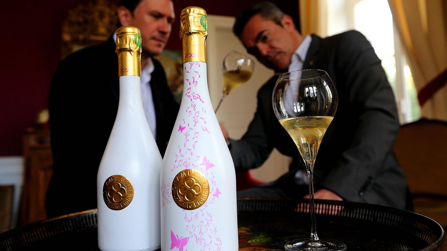 Zwei Flaschen Champagner – auf der Rechten ist ein pinkes Muster