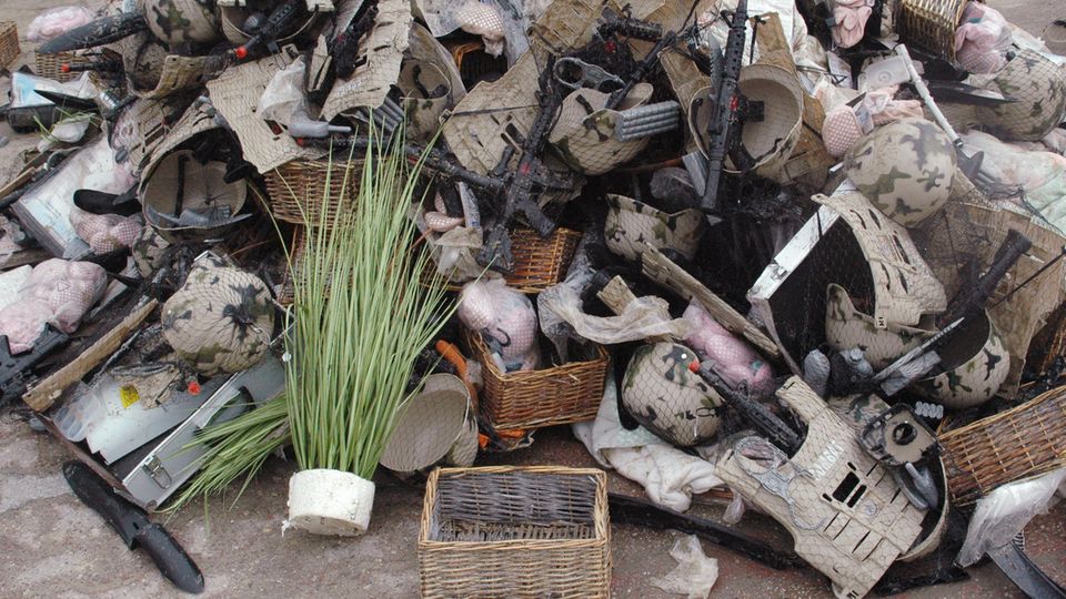 Diverses Strandgut, das nach der Havarie der MSC Zoe angespült wurde, liegt vor dem Werkhof der Kurverwaltung