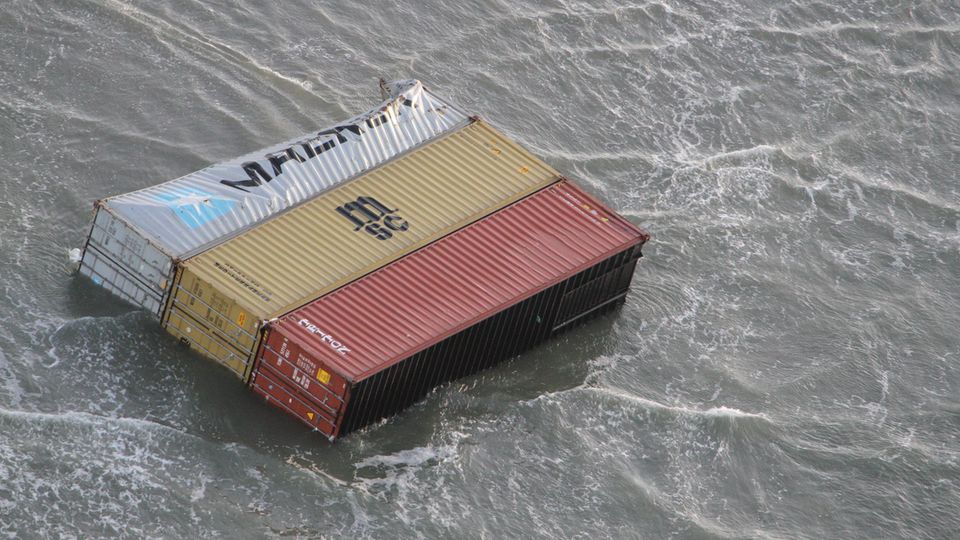Ein Container der "MSC Zoe" treibt nach der Havarie in der Nordsee