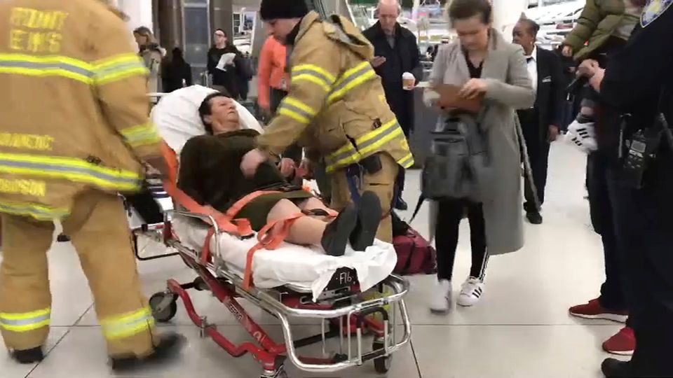 New York Turbulenzen Das Bild zeigt Rettungskräfte im Einsatz auf dem John F. Kennedy International Airport