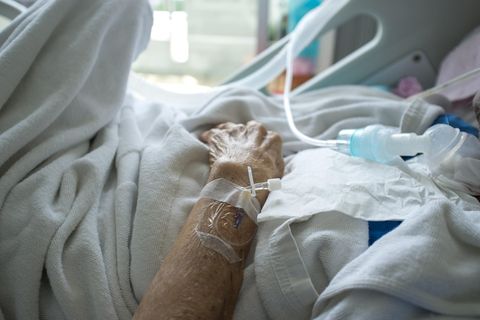 Ein Mann liegt in einem Krankenhausbett