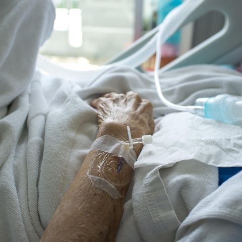 Ein Mann liegt in einem Krankenhausbett