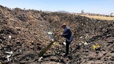 Das Foto zeigt Tewolde GebreMariam, Vorstandsvorsitzender von Ethiopian Airlines, am Absturzort