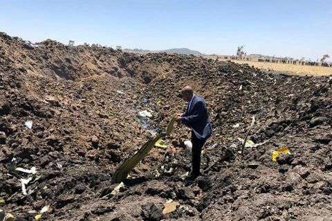 Das Foto zeigt Tewolde GebreMariam, Vorstandsvorsitzender von Ethiopian Airlines, am Absturzort