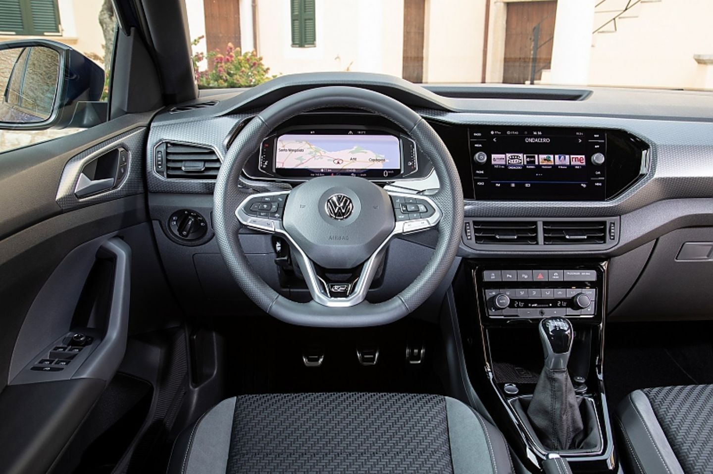 Auf Wunsch gibt es das Cockpit auch mit virtuellen Rundinstrumenten