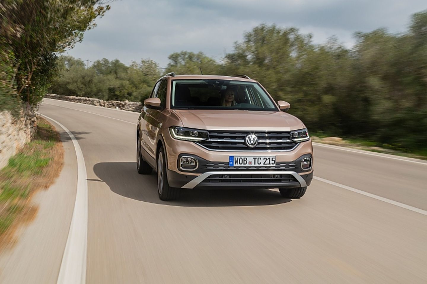 Der VW T-Cross 1.0 TSI mit 95 PS ist bis zu 180 km/h schnell