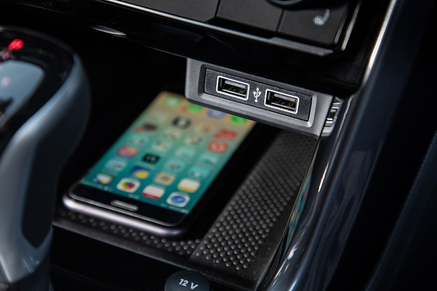 Das Smartphone kann induktiv geladen werden