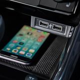 Das Smartphone kann induktiv geladen werden