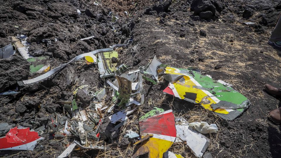 Blick auf die Trümmer eines Ethiopian Airlines Flugzeugs nach dem Absturz in Bishoftu, Äthiopien