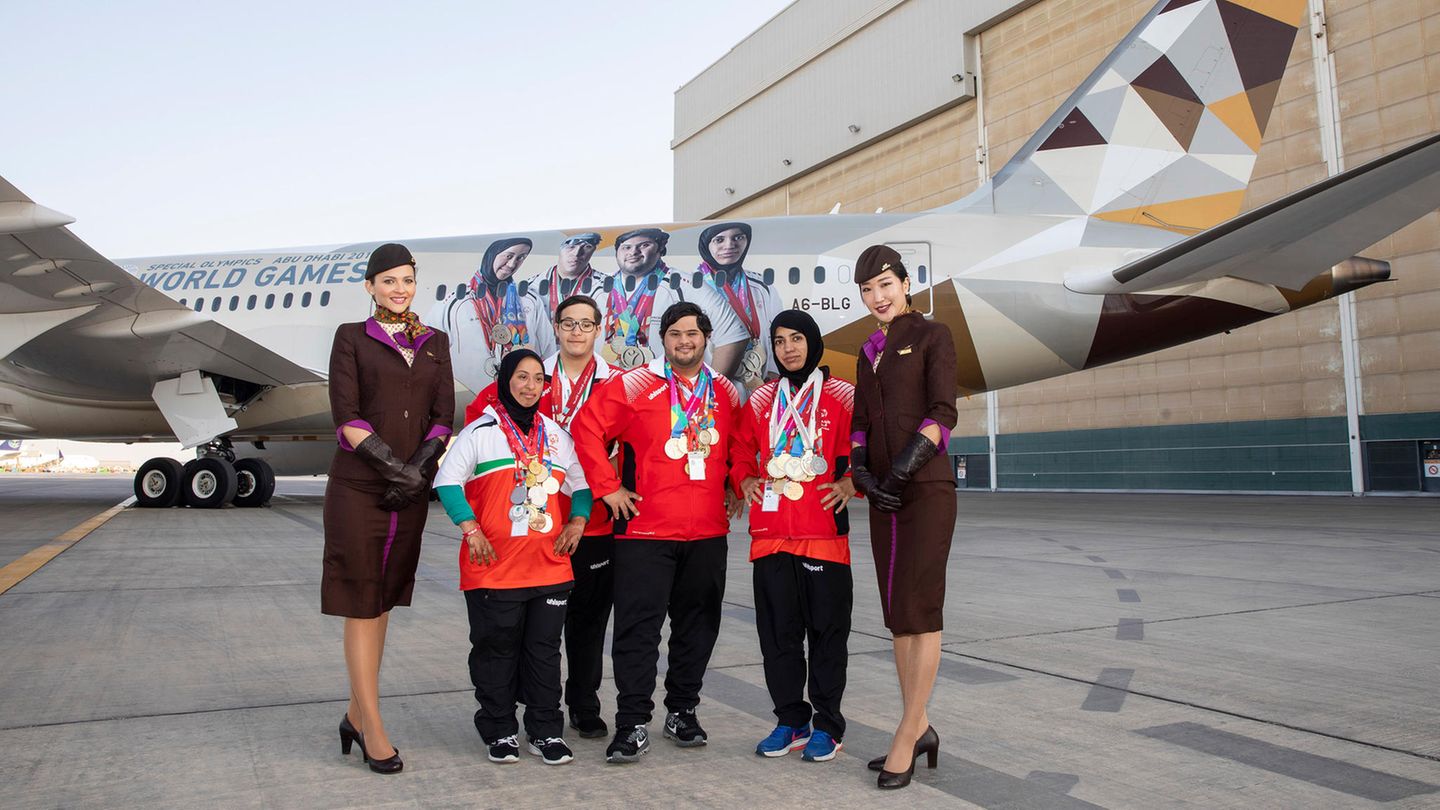 Follow Me: Das Heck eines Dreamliners von Etihad Airways ziert die Abbildung von vier besonderen Athleten aus den Vereinigten Arabischen Emiraten. Denn Mitte März 2019 werden die Special Olympics World Games in Abu Dhabi veranstaltet: 7500 Athleten aus 190 Ländern werden erwartet. Das Heck eines Dreamliners von Etihad Airways ziert die Abbildung von vier besonderen Athleten aus den Vereinigten Arabischen Emiraten. Denn Mitte März 2019 werden die Special Olympics World Games in Abu Dhabi veranstaltet: 7500 Athleten aus 190 Ländern werden erwartet.