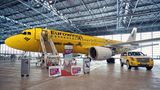 Statt neutralem Weiß: Ein knallgelbes Farbenkleid hat dieser ehemalige Airbus A320 von Air Berlin erhalten, der kürzlich in einem Hangar in Düsseldorf getauft wurde, um für die Partnerschaft des Billigfliegers der Lufthansa mit dem Autovermieter Hertz zu werben.