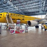 Statt neutralem Weiß: Ein knallgelbes Farbenkleid hat dieser ehemalige Airbus A320 von Air Berlin erhalten, der kürzlich in einem Hangar in Düsseldorf getauft wurde, um für die Partnerschaft des Billigfliegers der Lufthansa mit dem Autovermieter Hertz zu werben.