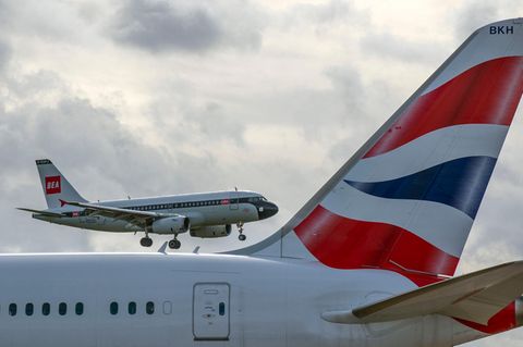 Neue und alte Bemalung: Eine Airbus A319 von British Airways in den Retro-Farben der British European Airways (BEA) setzt im Hintergrund zur Landung in London-Heathrow an. Die BEA gehörte neben British Overseas Airways Corporation (BOAC) zu den Vorgängern von British Airways und existierte in der Zeit zwischen 1946 und 1974.