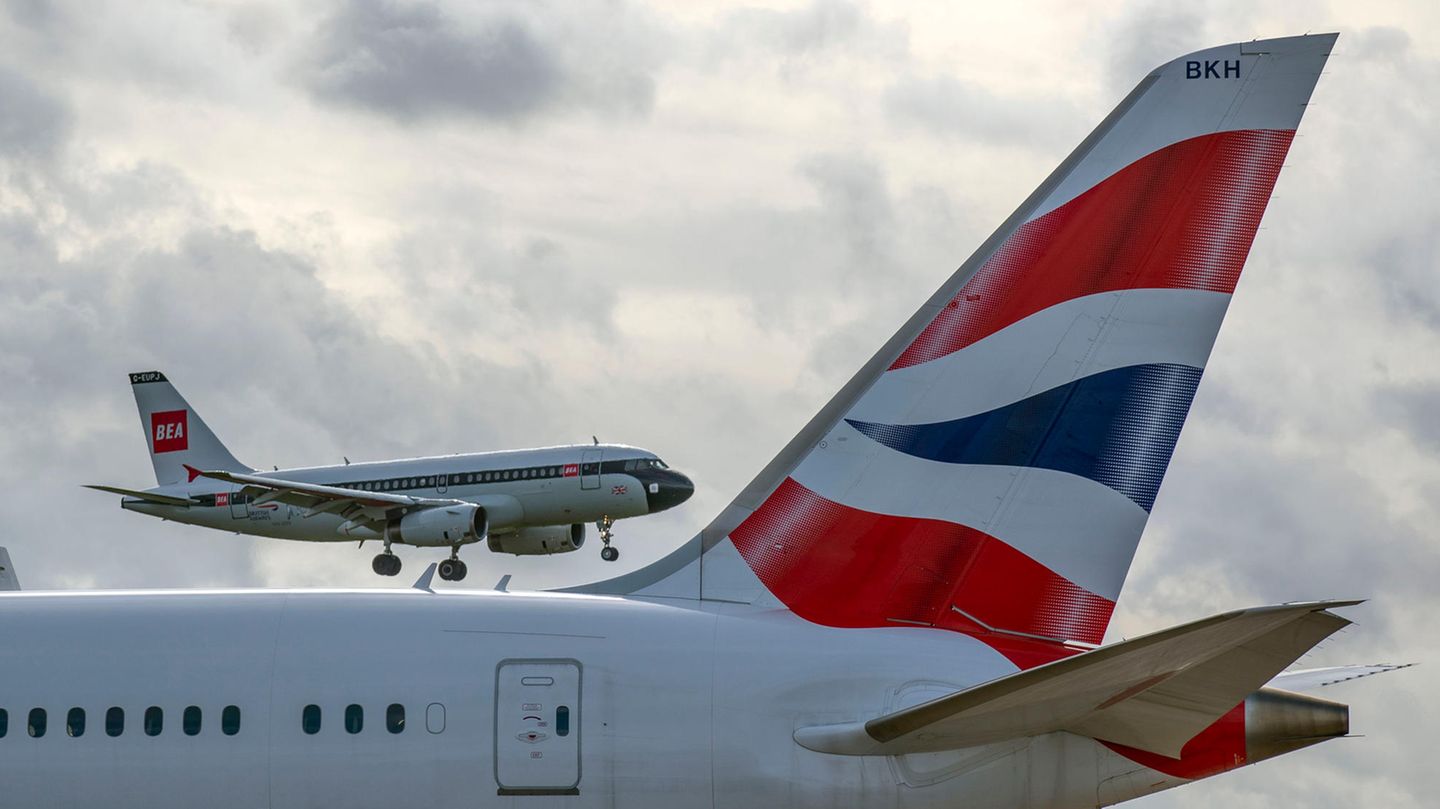 Neue und alte Bemalung: Eine Airbus A319 von British Airways in den Retro-Farben der British European Airways (BEA) setzt im Hintergrund zur Landung in London-Heathrow an. Die BEA gehörte neben British Overseas Airways Corporation (BOAC) zu den Vorgängern von British Airways und existierte in der Zeit zwischen 1946 und 1974.