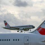 Neue und alte Bemalung: Eine Airbus A319 von British Airways in den Retro-Farben der British European Airways (BEA) setzt im Hintergrund zur Landung in London-Heathrow an. Die BEA gehörte neben British Overseas Airways Corporation (BOAC) zu den Vorgängern von British Airways und existierte in der Zeit zwischen 1946 und 1974.
