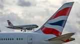 Neue und alte Bemalung: Eine Airbus A319 von British Airways in den Retro-Farben der British European Airways (BEA) setzt im Hintergrund zur Landung in London-Heathrow an. Die BEA gehörte neben British Overseas Airways Corporation (BOAC) zu den Vorgängern von British Airways und existierte in der Zeit zwischen 1946 und 1974.