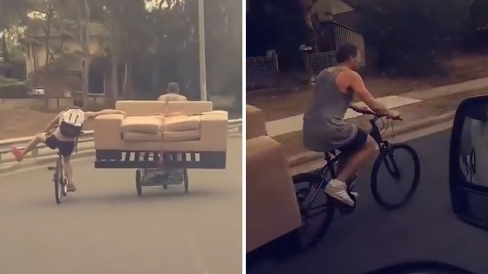 Zwei Australier transportieren ein Sofa durch die Stadt auf Fahrrädern