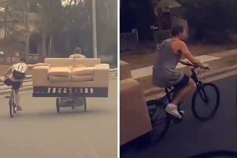 Zwei Australier transportieren ein Sofa durch die Stadt auf Fahrrädern