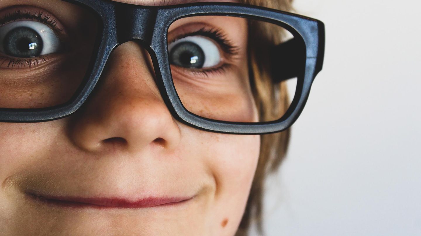 Kind mit Brille