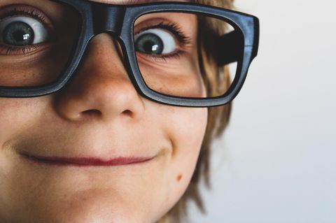 Kind mit Brille