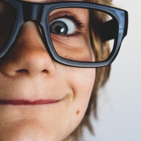 Kind mit Brille