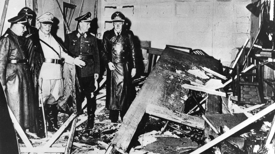 Ein Schwarzweiß-Foto zum Stauffenberg-Attentat
