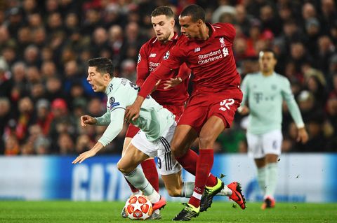 Robert Lewandowski wird im Hinspiel der Bayern gegen Liverpool von Joel Matip und Jordan Henderson unsanft gestoppt