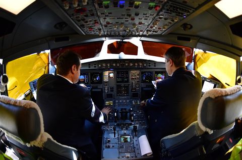 Pilot und Copilot während des Fluges im Cockpit