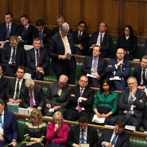 In abgestuften Reihen sitzen Abgeordnete im britischen Unterhaus