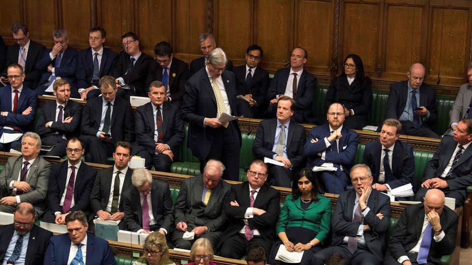 In abgestuften Reihen sitzen Abgeordnete im britischen Unterhaus