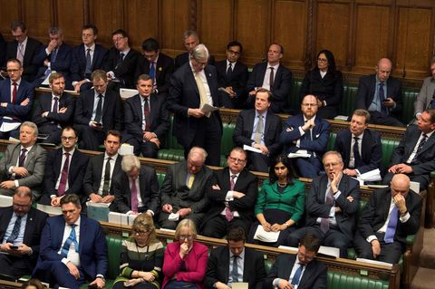 In abgestuften Reihen sitzen Abgeordnete im britischen Unterhaus