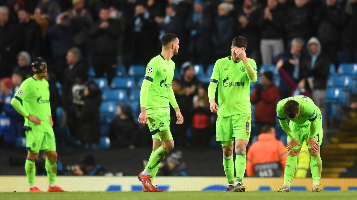 Vier Schalke-Spieler stehen niedergeschlagen auf dem Rasen bei Manchester City