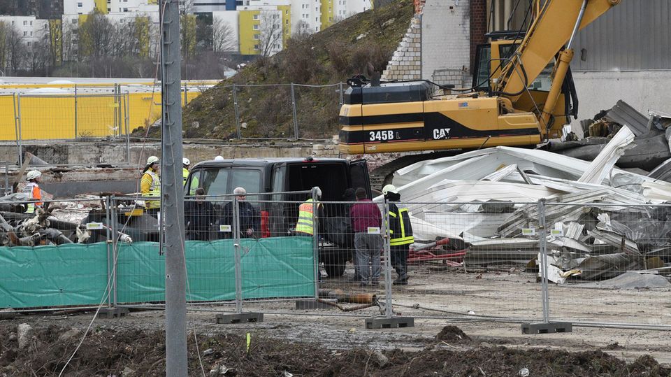 Nachrichten Deutschland Bochum Feuerwehr und Rettungsdienste stehen nach dem Einsturz einer Mauer an der Unglücksstelle.