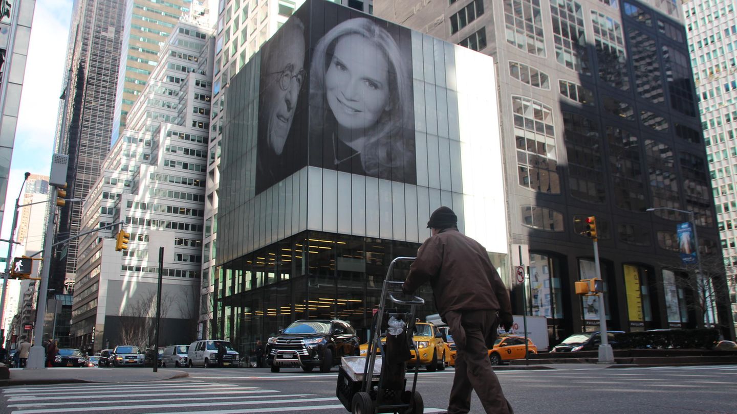 Das Porträt von Harry Macklowe und seiner Ehefrau Patricia Landeau hängt  an einem Wolkenkratzer in Manhattan