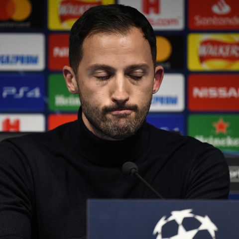 Eines muss man ihm lassen: Schalke-Trainer Domenico Tedesco steht immer noch Rede und Antwort