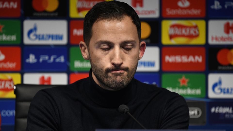 Eines muss man ihm lassen: Schalke-Trainer Domenico Tedesco steht immer noch Rede und Antwort