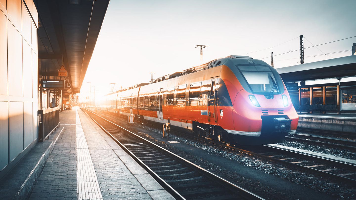Ein Zug fährt in einen Bahnhof ein