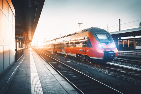 Ein Zug fährt in einen Bahnhof ein