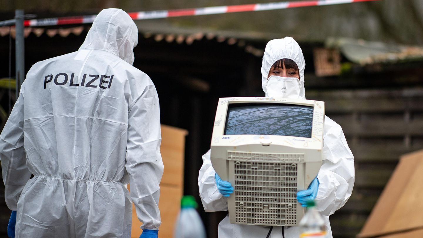 Ermittler der Polizei sichern auf dem Campingplatz in Lügde Beweise
