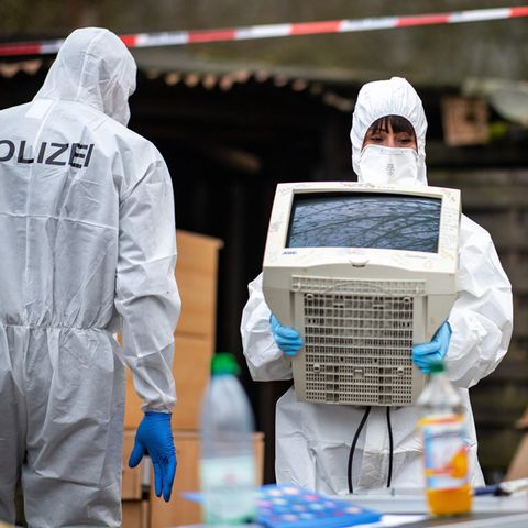 Ermittler der Polizei sichern auf dem Campingplatz in Lügde Beweise