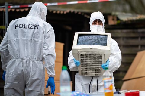 Ermittler der Polizei sichern auf dem Campingplatz in Lügde Beweise