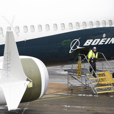 Ein Arbeiter an einer neuen Boeing 737 Max