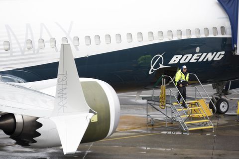 Ein Arbeiter an einer neuen Boeing 737 Max