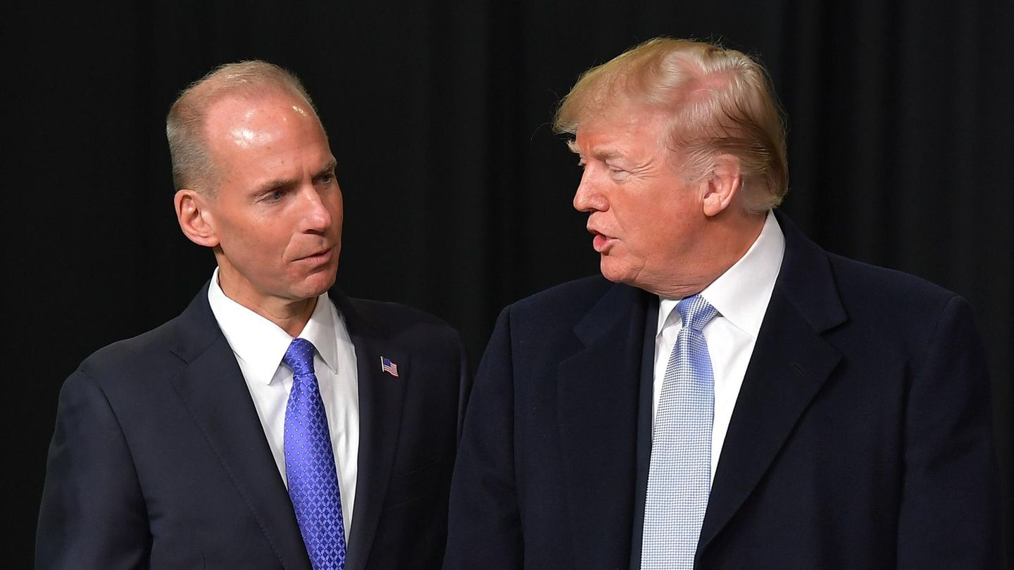 US-Präsident Donald Trump (r.) und Boeing-CEO Dennis Muilenberg