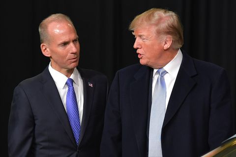 US-Präsident Donald Trump (r.) und Boeing-CEO Dennis Muilenberg
