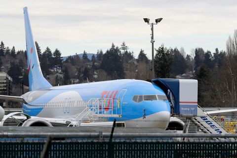 Eine hellblau lackierte Boeing 737 Max 8 mit rotem Tui-Schriftzug steht