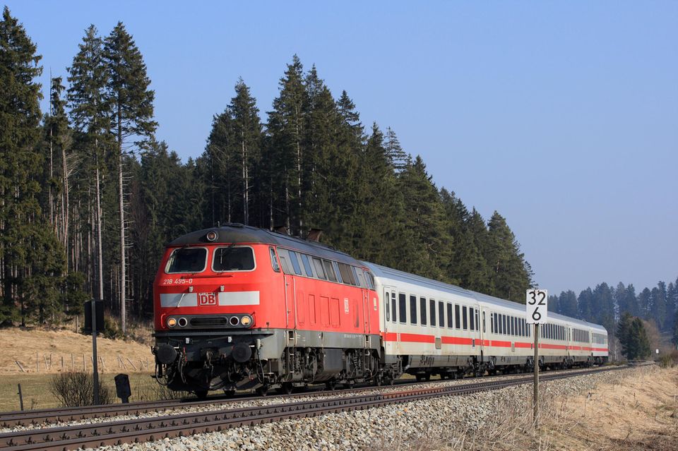 Deutsche Bahn stellt neuen Fernzug vor auf dem Weg zum