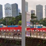 Beim zweifachen Zoom schneidet die Nachberechnung des Galaxy besser ab: Die Hochhäuser wirken weniger verwaschen.