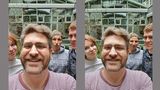 Dieses Feature hat das iPhone nicht, beide Bilder stammen vom Galaxy: Schaltet man beim S10 Plus die Weitwinkellinse auf der Vorderseite hinzu, wird der Bildausschnitt erweitert, es passen mehr Personen auf das Bild. Für einen echten "Gruppen-Selfie" ist die Erweiterung aber etwas gering.