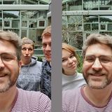 Dieses Feature hat das iPhone nicht, beide Bilder stammen vom Galaxy: Schaltet man beim S10 Plus die Weitwinkellinse auf der Vorderseite hinzu, wird der Bildausschnitt erweitert, es passen mehr Personen auf das Bild. Für einen echten "Gruppen-Selfie" ist die Erweiterung aber etwas gering.